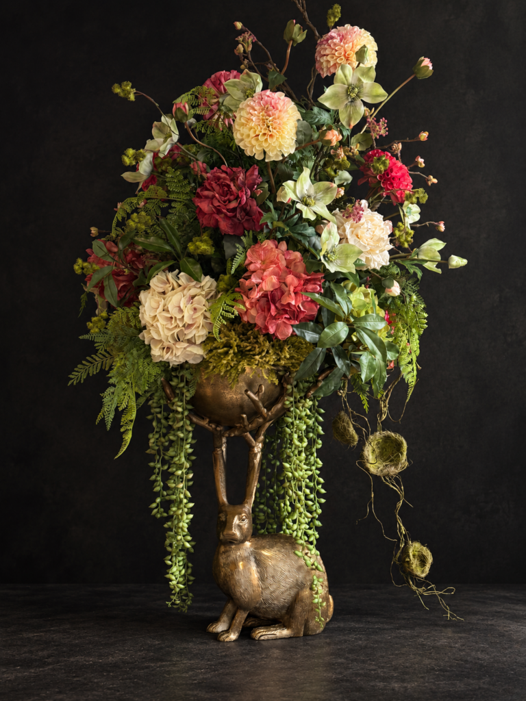 arreglo floral con conejo de bronce